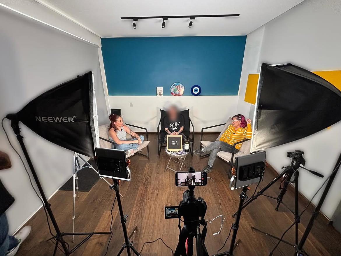 Set de podcast montado en la casa