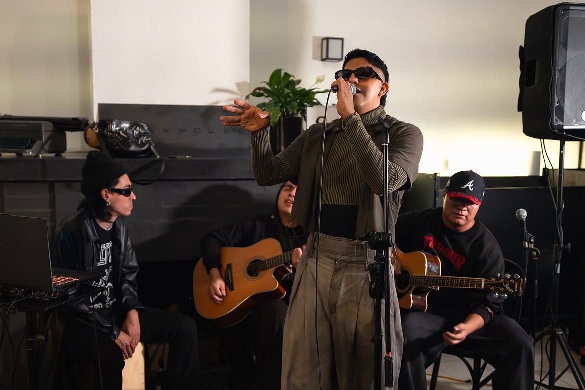 Banda tocando en vivo dentro de la casa
