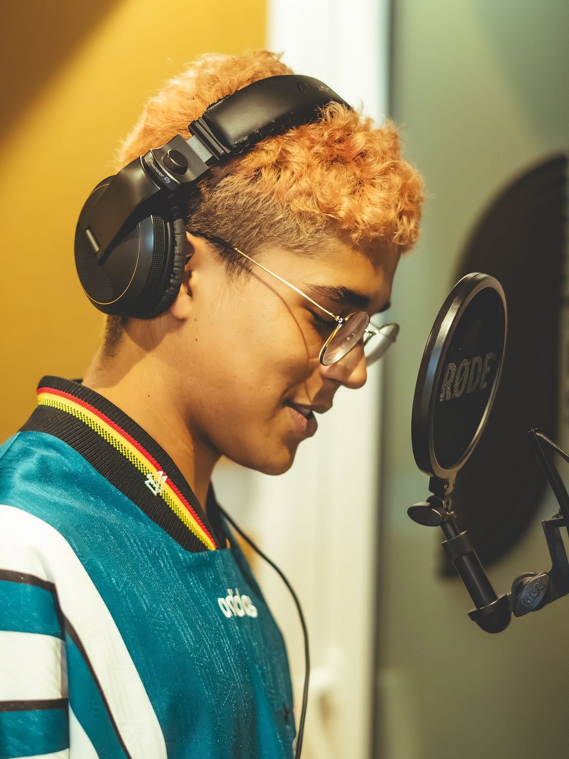 Artista grabando voces en cabina